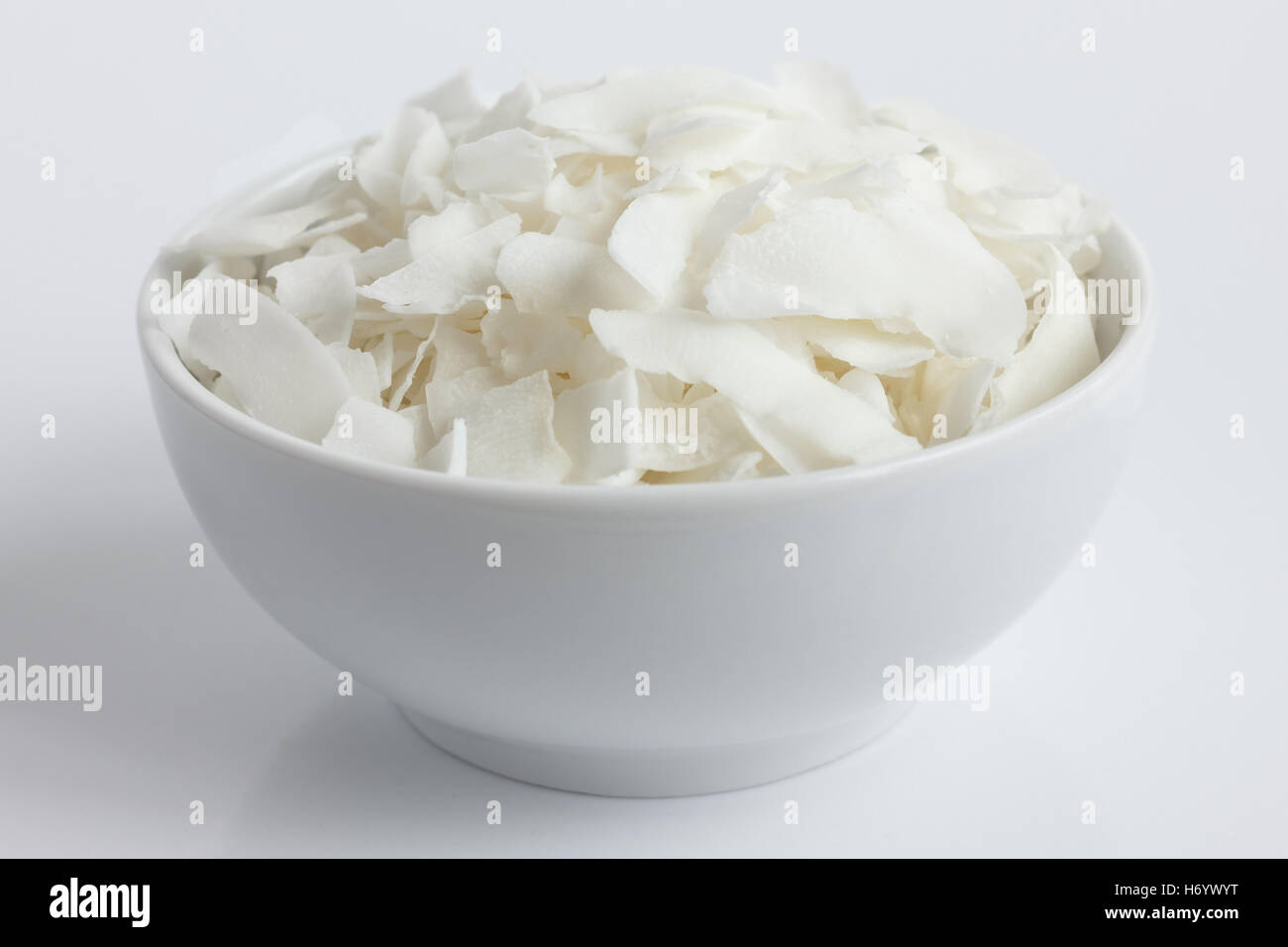 Kokosflocken in weiße Keramikschale. In der Perspektive. Stockfoto