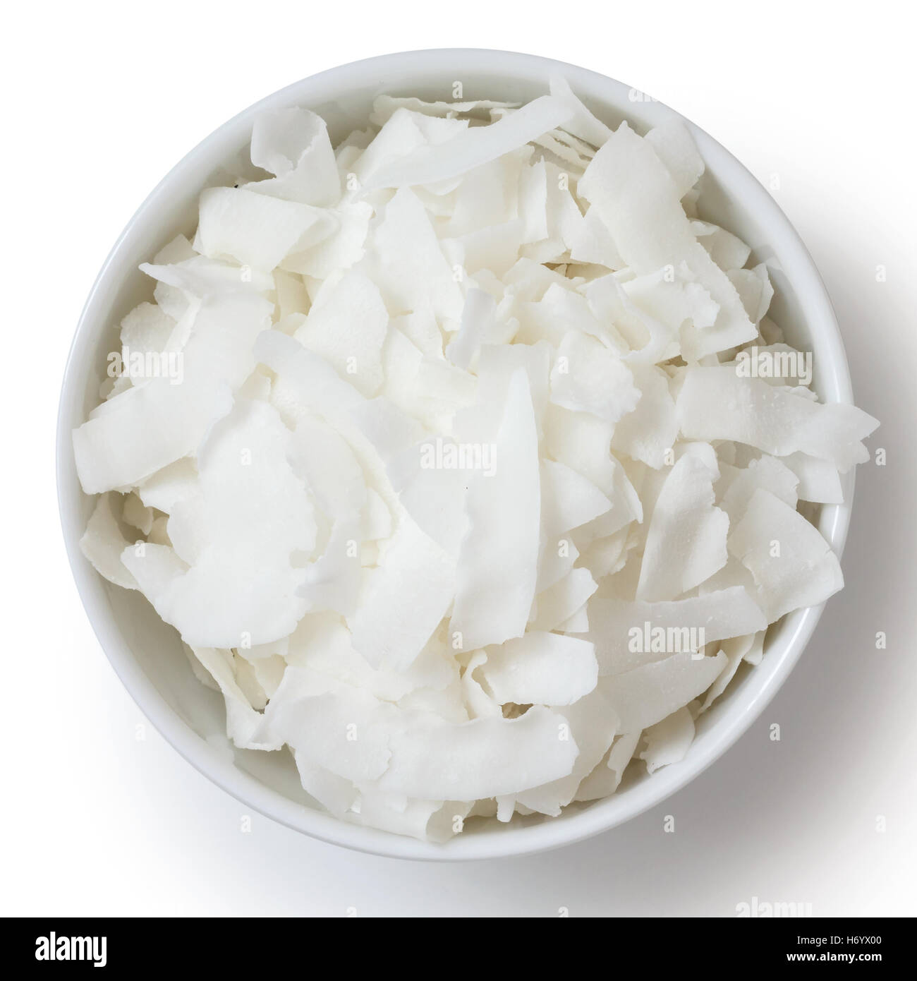 Kokosflocken in weiße Keramikschale. Von oben. Stockfoto