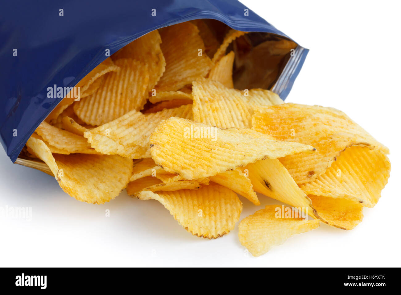 Crinkle geschnitten Chips aus einer Folie Paket. Stockfoto