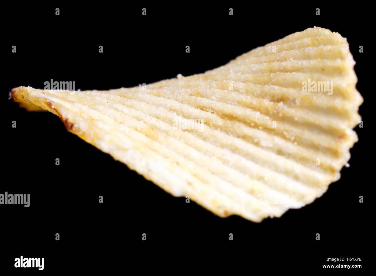 Einzelne zerfurcht Bratkartoffeln knusprig auf schwarz. Stockfoto