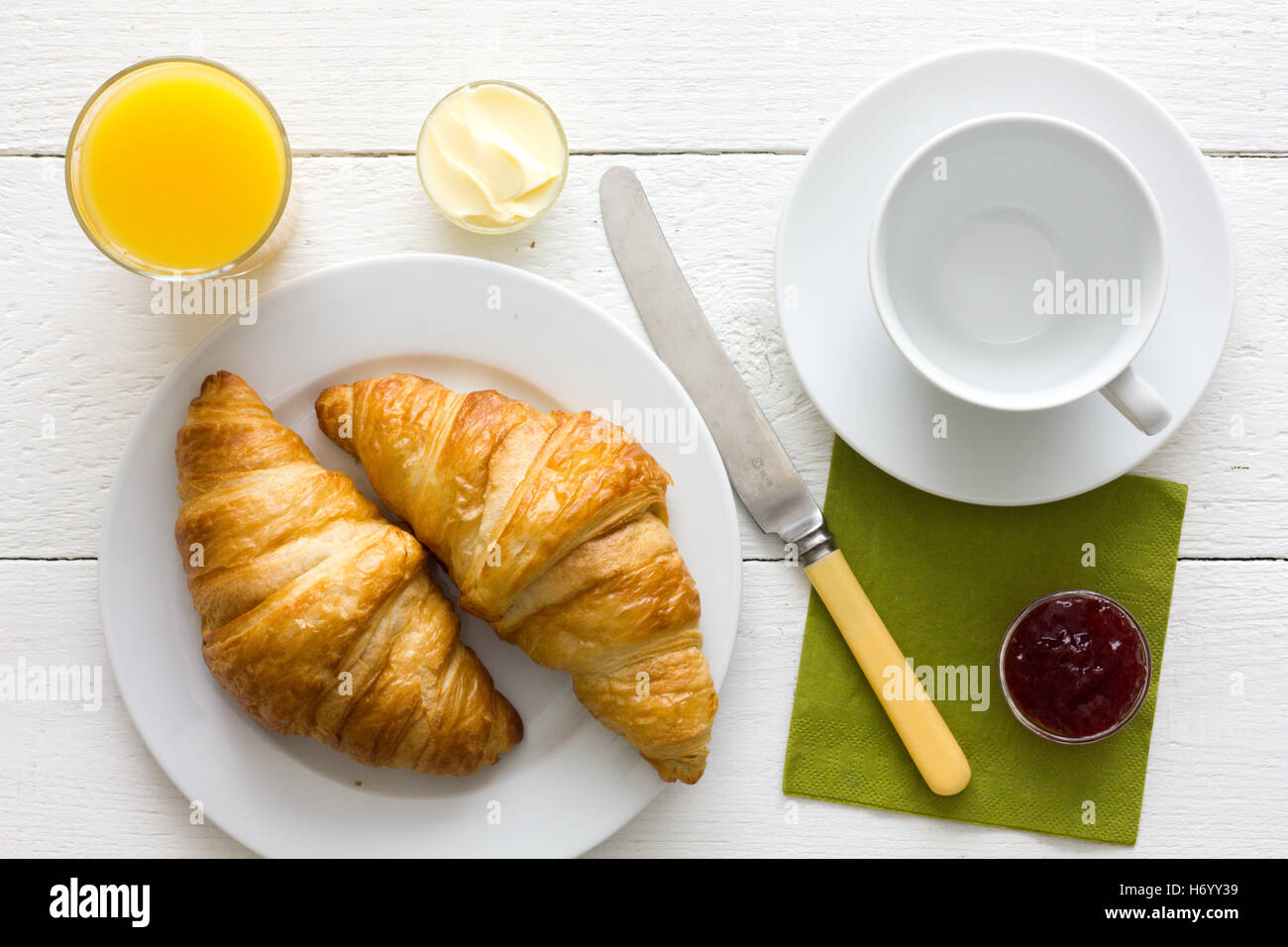 Kaffee, Orangen-Saft und ein Croissant-Frühstück. Von oben. Stockfoto