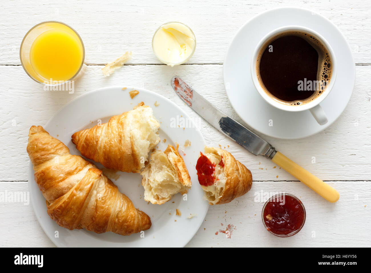 Kaffee, Orangen-Saft und ein Croissant-Frühstück. Von oben. Stockfoto