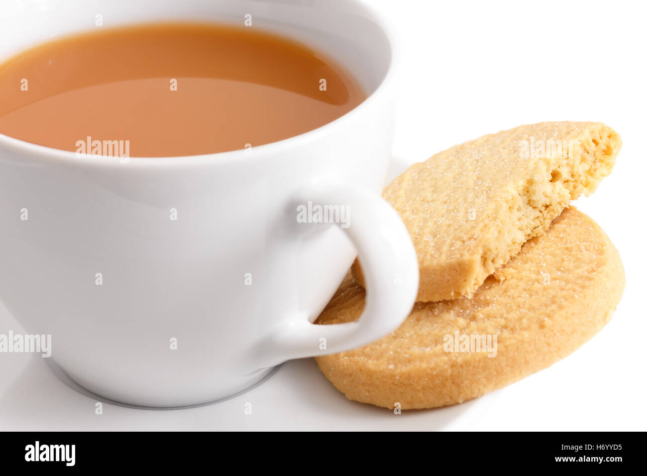 Detail einer weißen Keramik Tasse Tee mit Butterkekse. Stockfoto