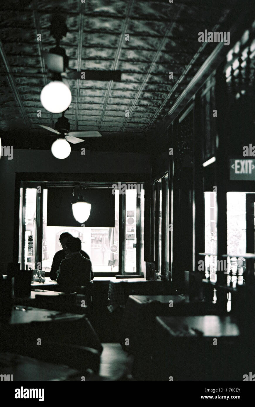 Paar sitzt an einem Tisch in Arthurs Taverne Diner und Restaurant auf  Washington Street Hoboken New Jersey mit seinen ursprünglichen Weissblech  decken und Holzdekor mit Kodak BW 400 Film gedreht Stockfotografie - Alamy