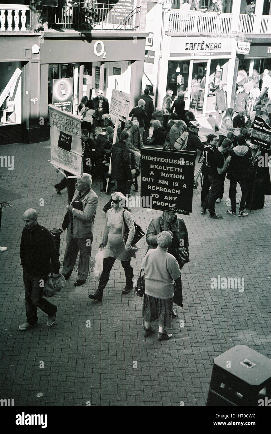 Religiöse Evangelisten mit Fahnen und street scene im Stadtzentrum von Chester England. Mit Kodak BW 400 Film Stockfoto