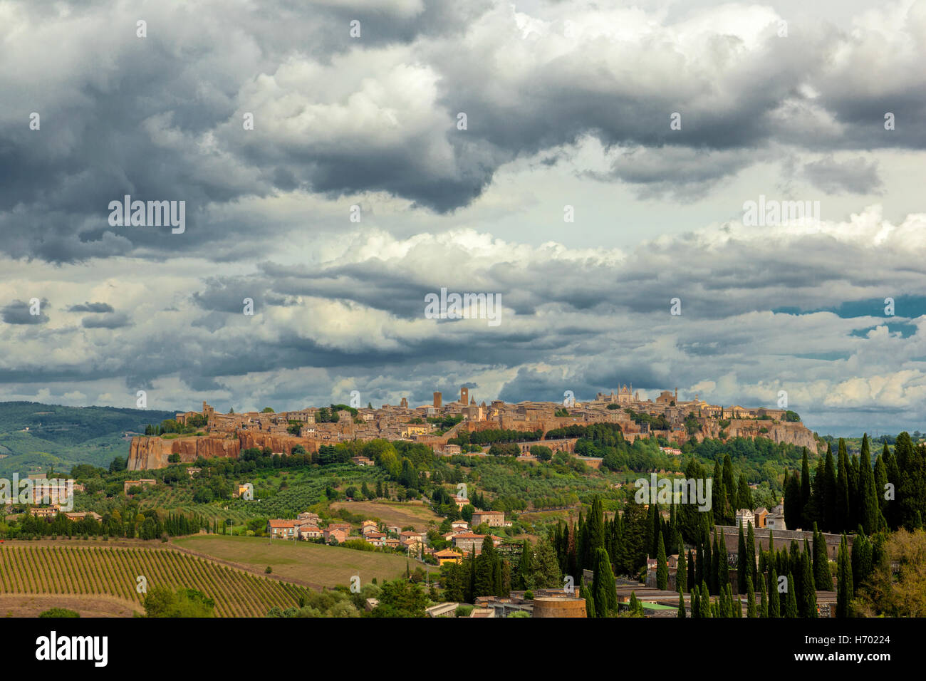 Ein Bild von der Stadt Orvieto auf dem Felsvorsprung, Italien. Stockfoto