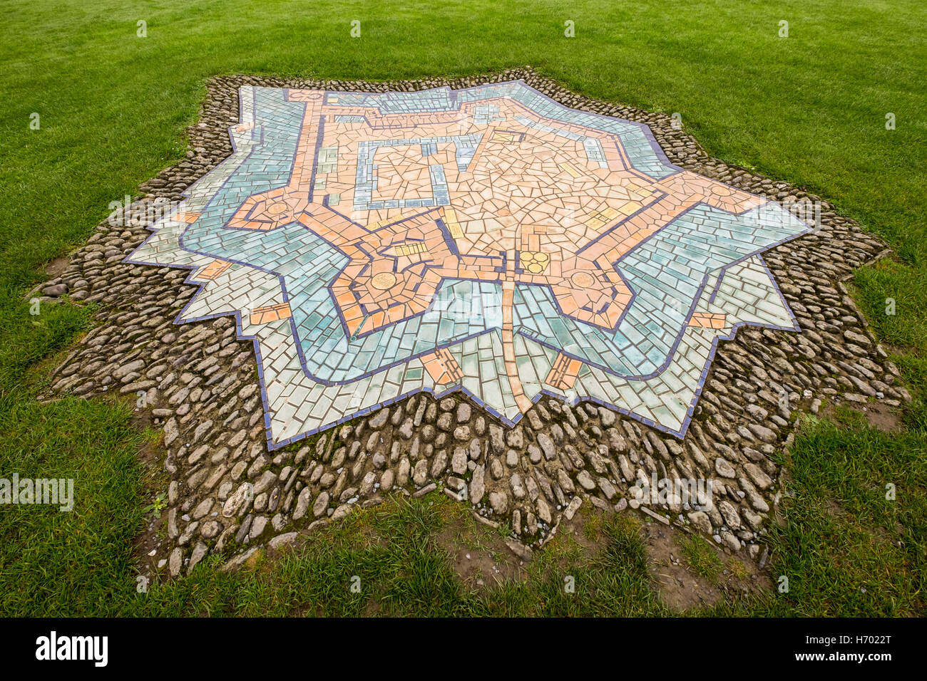 Mosaik Fliesen Plan von Charles Fort auf dem Display auf dem Rasen in den Forts erdet in Kinsale, County Cork, Irland, auf Stockfoto