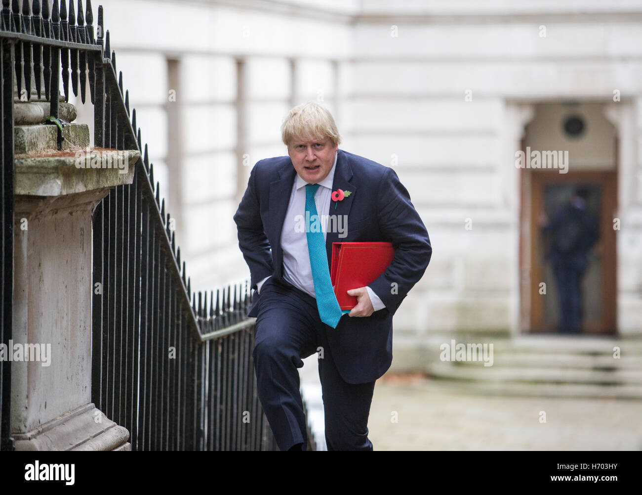 Boris Johnson, Außenminister und MP für Uxbridge und South Ruislip, bei Nummer 10 Downing Street für eine Kabinettssitzung Stockfoto