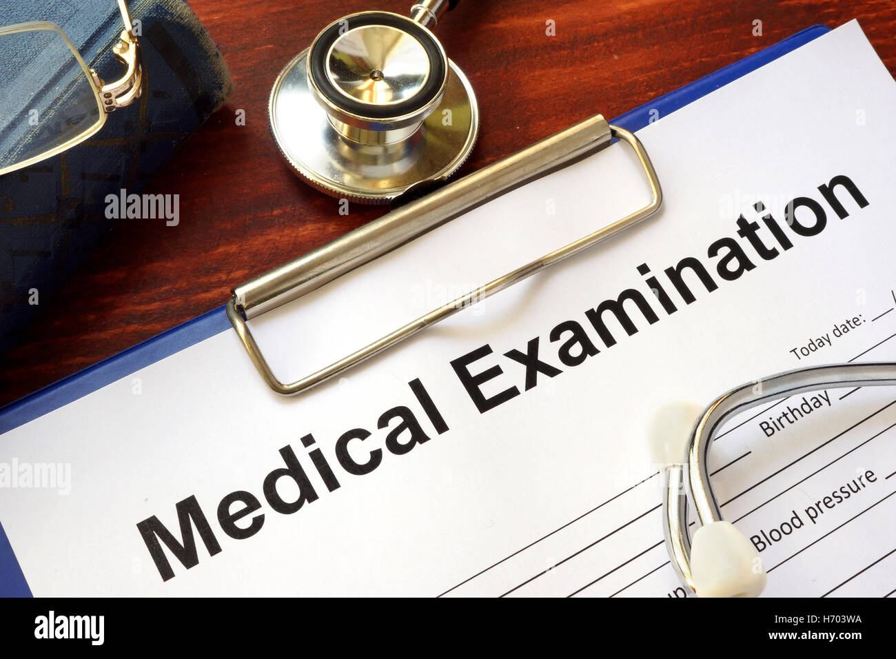 Ärztliche Untersuchung-Formular auf einem Holztisch. Stockfoto