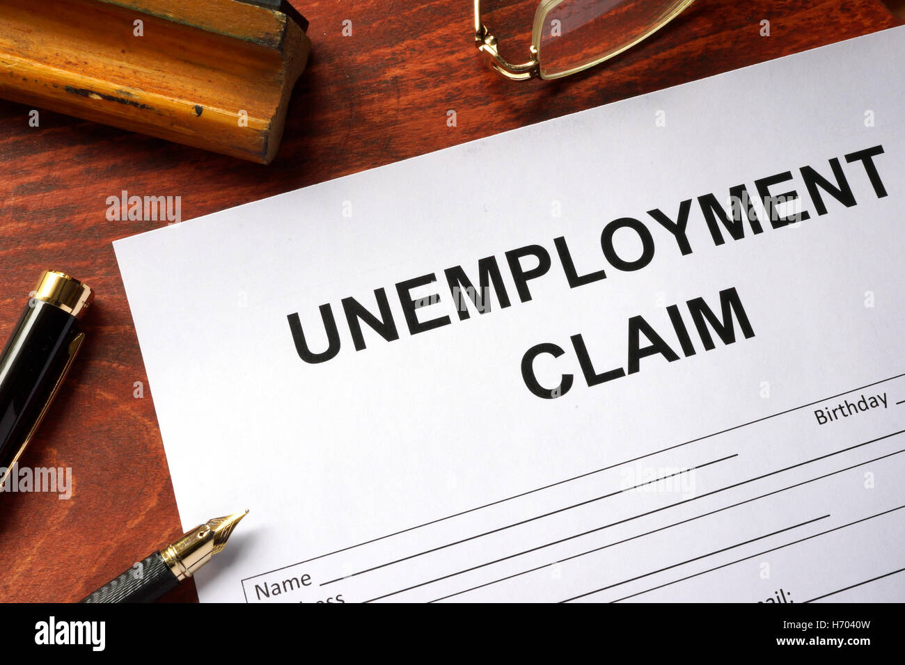 Arbeitslosigkeit-Antragsformular auf einem Bürotisch. Stockfoto