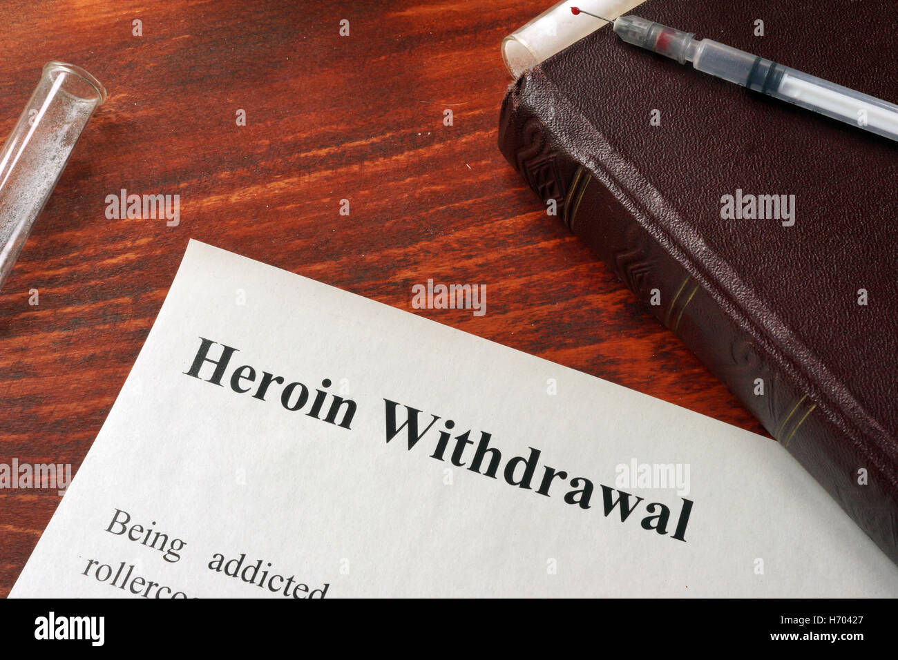 Heroin-Entzug auf ein Papier geschrieben. Drogen-sucht-Konzept. Stockfoto