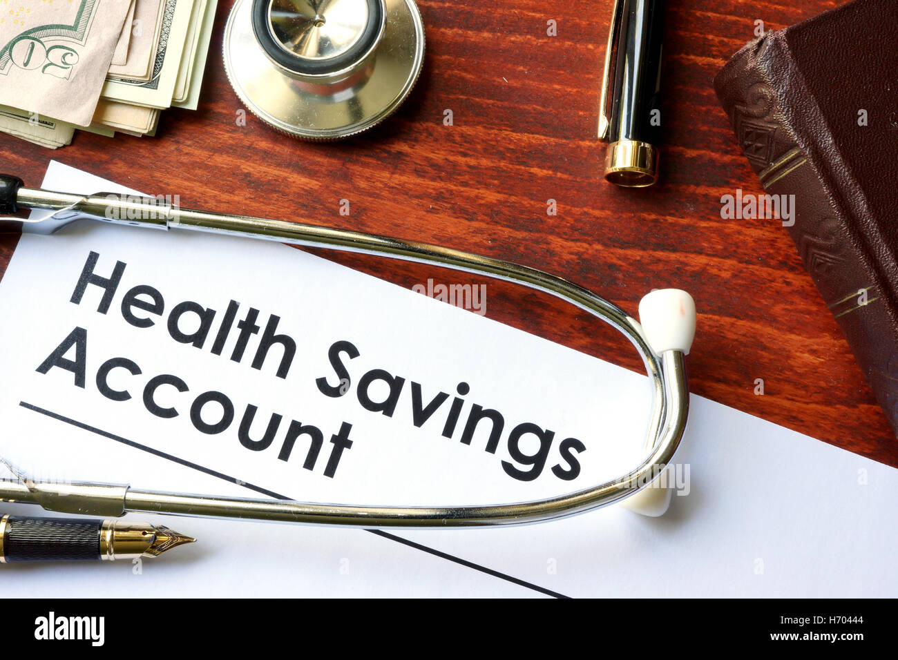 Papiere mit Health Savings Account HSA auf einem Tisch. Stockfoto