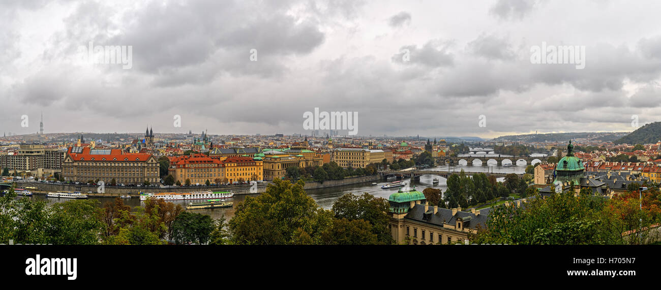 Gewitterwolken über Prag, Panorama. HDR - hoher Dynamikbereich Stockfoto