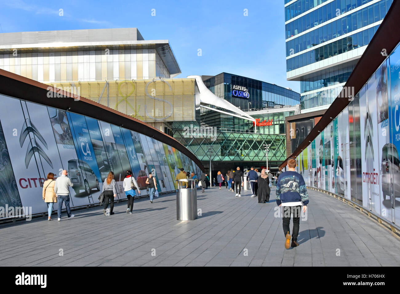 Den Zugang der Öffentlichkeit Fußgängerbrücke über Stratford Eisenbahn Station Shopper zu Fuß zum Eingang Westfield Einkaufszentrum Einkaufszentren mit Aspers Kasino Zeichen Stockfoto