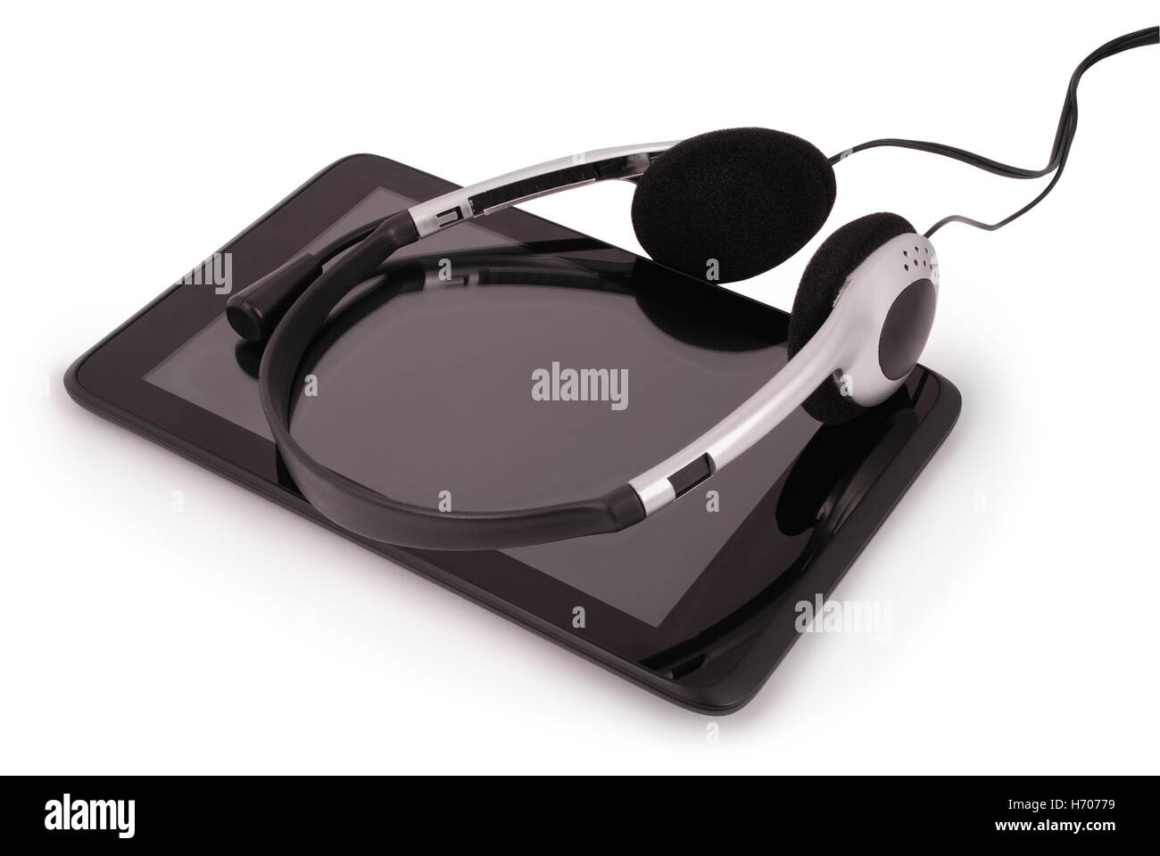 Schwarz Tablet-PC und Kopfhörer isoliert auf weißem Hintergrund. Clipping-Pfad enthalten Stockfoto