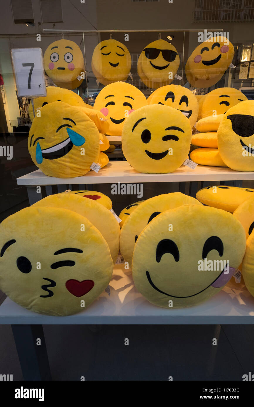 Emoji-Kissen zum Verkauf Stockfoto