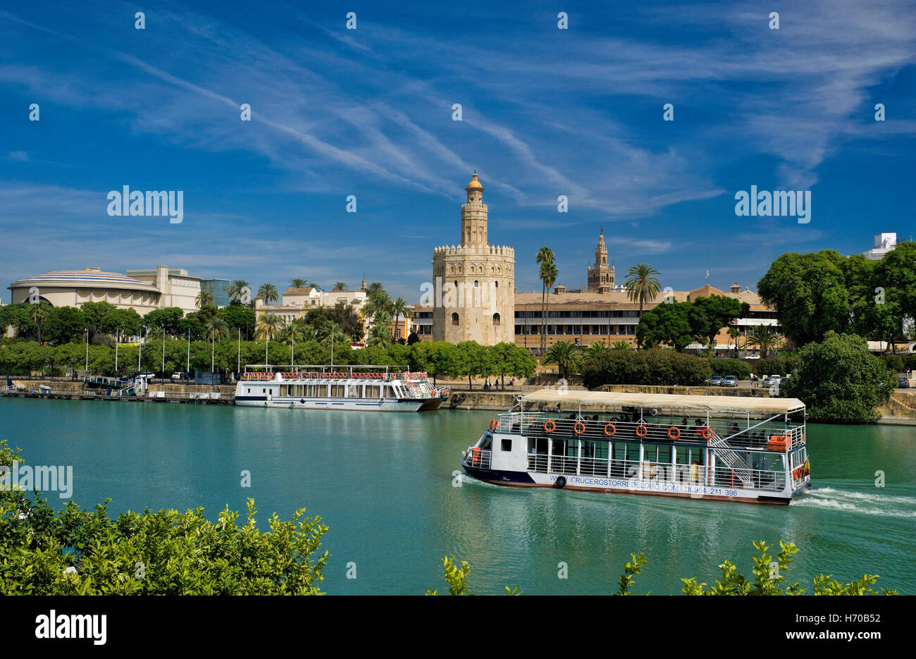 Spanien, Sevilla, Torre del Oro, der goldene Turm und Boot auf dem Fluss Guadalquivir Kreuzfahrt Stockfoto