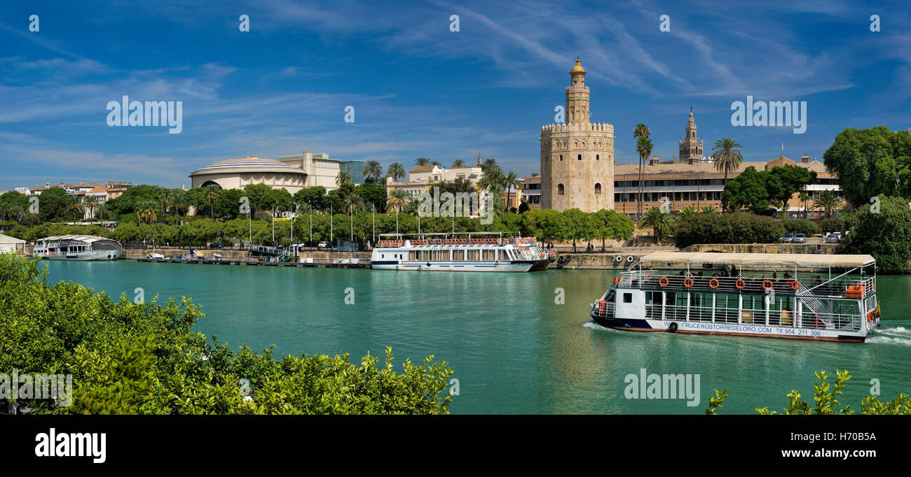 Spanien, Sevilla, Torre del Oro, der goldene Turm und Boot auf dem Fluss Guadalquivir Kreuzfahrt Stockfoto