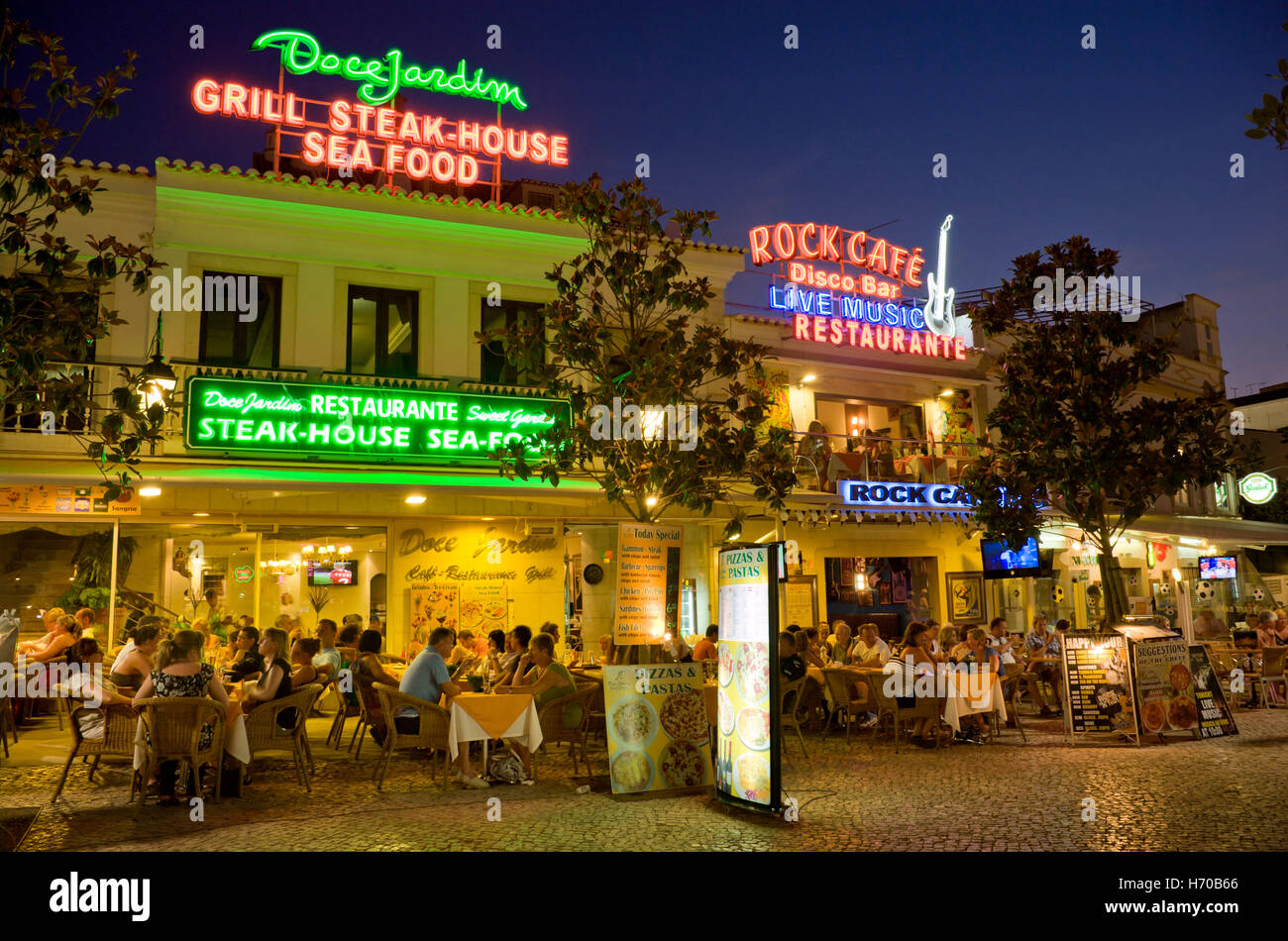 Portugal, Algarve, Albufeira Restaurants am Abend Stockfoto