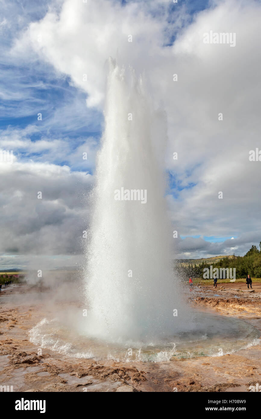 Ein Blick auf die Strokkur Geysir, auch bekannt als Geysir in Island. Stockfoto