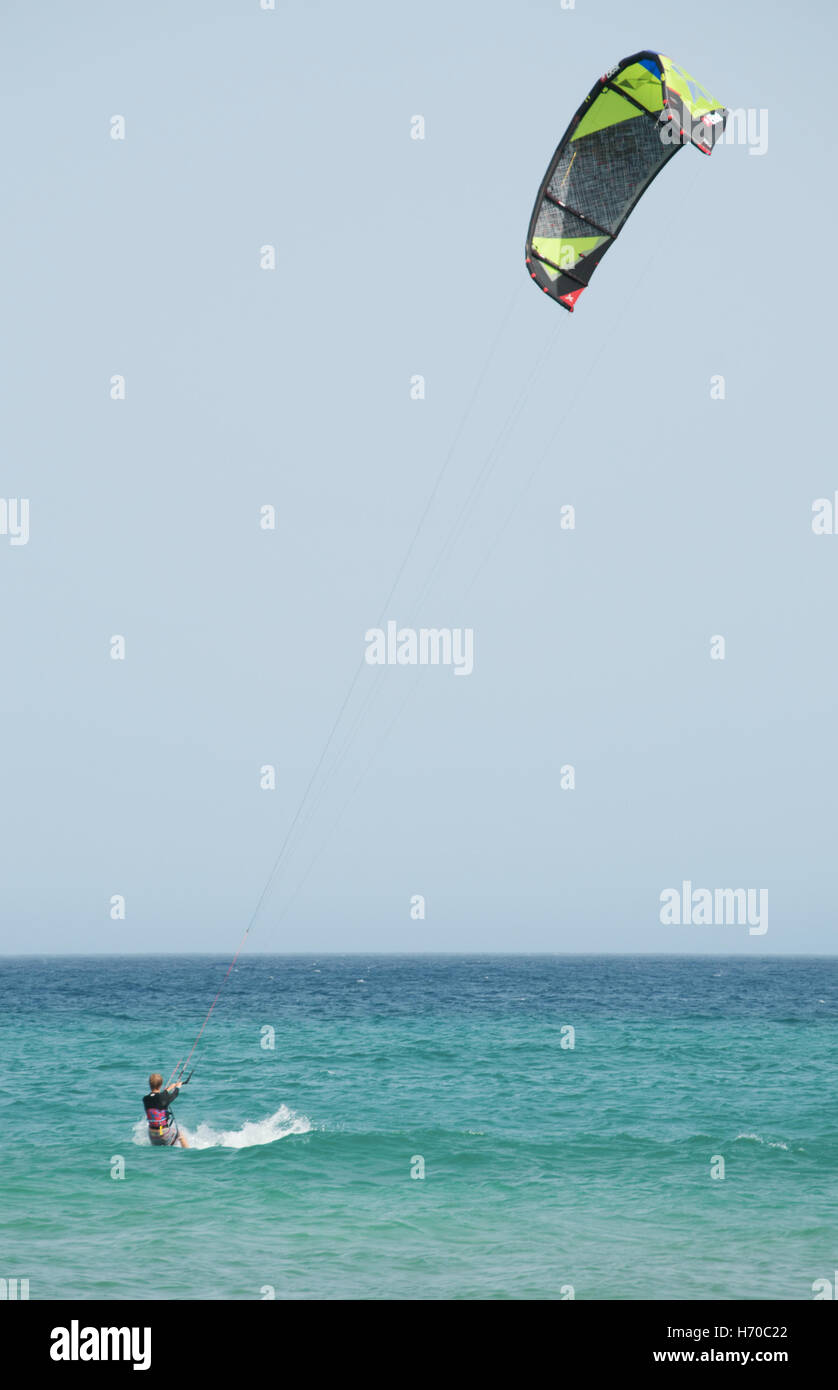 Fuerteventura, Kanarische Inseln, Nordafrika: ein Mann Kitesurfen am Strand von Playa de Sotavento, einem der berühmtesten Strände der Costa Calma Stockfoto