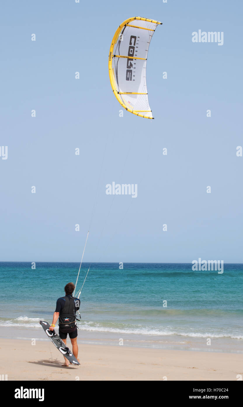 Fuerteventura, Kanarische Inseln, Nordafrika: ein Mann Kitesurfen am Strand von Playa de Sotavento, einem der berühmtesten Strände der Costa Calma Stockfoto