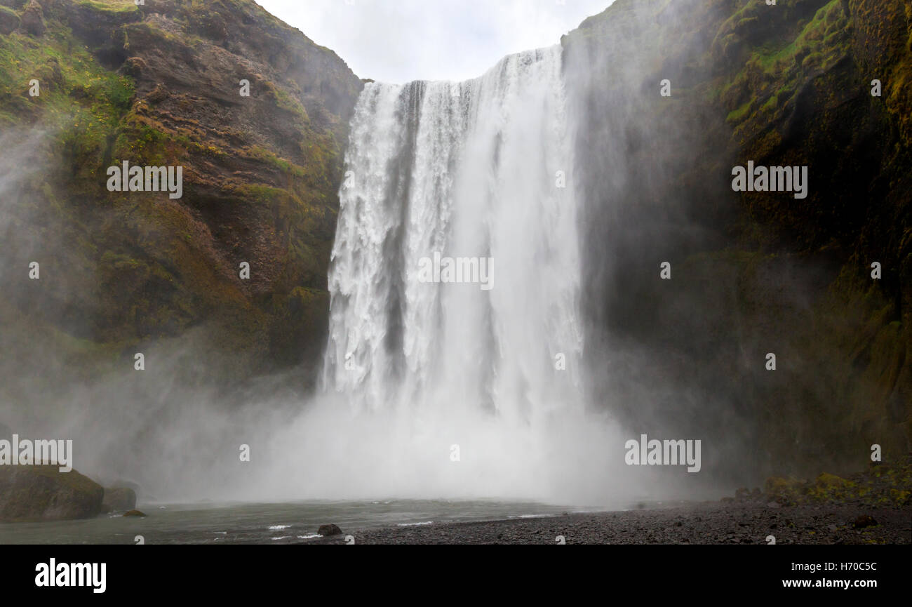 Ein Blick auf die Skogafoss Wasserfall, Island. Stockfoto