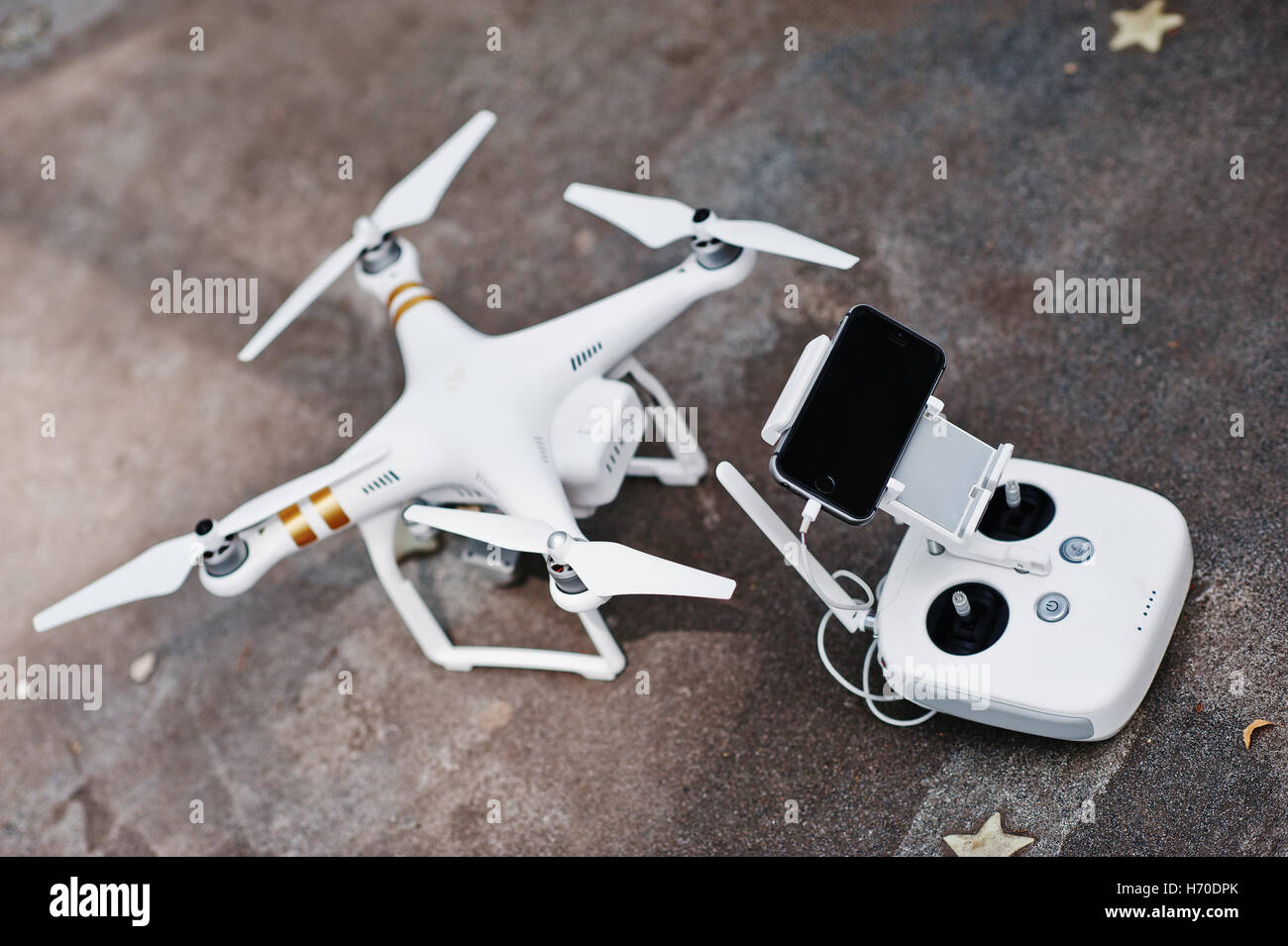 Hai, Ukraine - 20. Oktober 2016: DJI Phantom IV Pro Drohne Quadcopter mit Fernbedienung und gadget Stockfoto