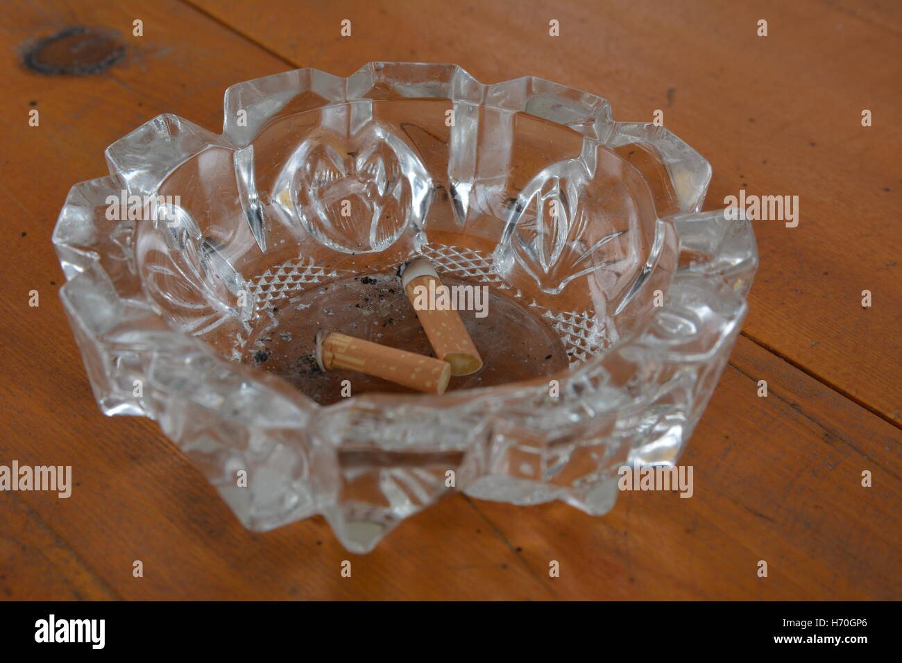 Aschenbecher und Zigaretten, auf einem Tisch, Asche, Tablett, Glas, sucht,  b Stockfotografie - Alamy