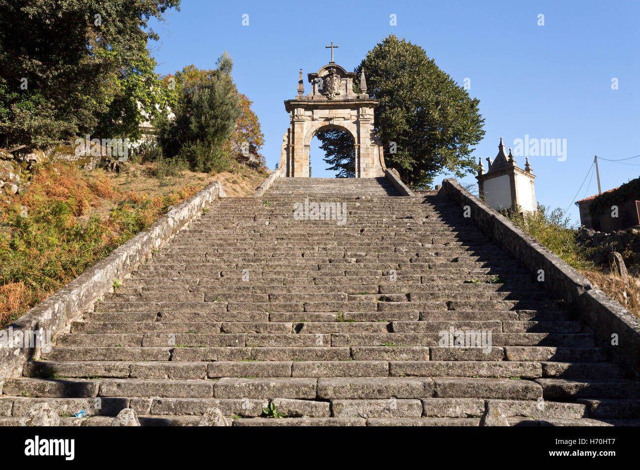 Detail der Treppe das Bogen Tor der Gasse in Richtung Frauenkirche im Peneda Geres Nationalpark, Nord-o Stockfoto