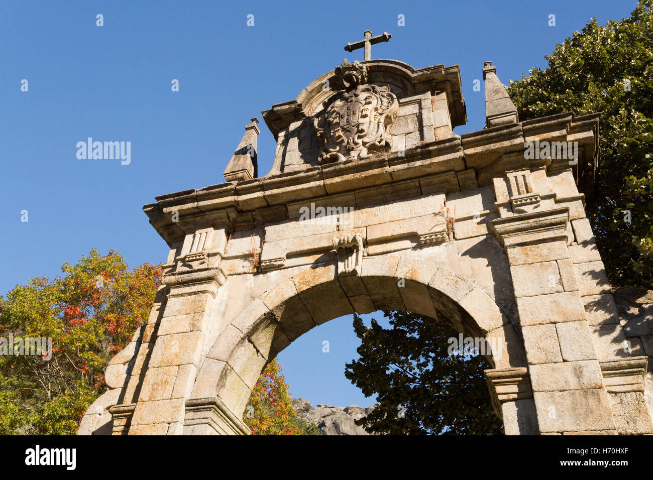 Detail des Bogens am Anfang der Allee in Richtung Frauenkirche im Peneda Geres Nationalpark, Nordportugal Stockfoto