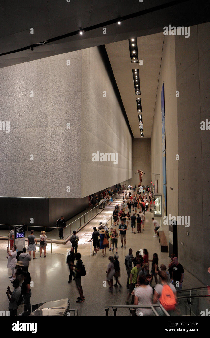 Eintritt in den Kellerbereich des 9/11 Memorial Museums, Manhattan, New York. Stockfoto