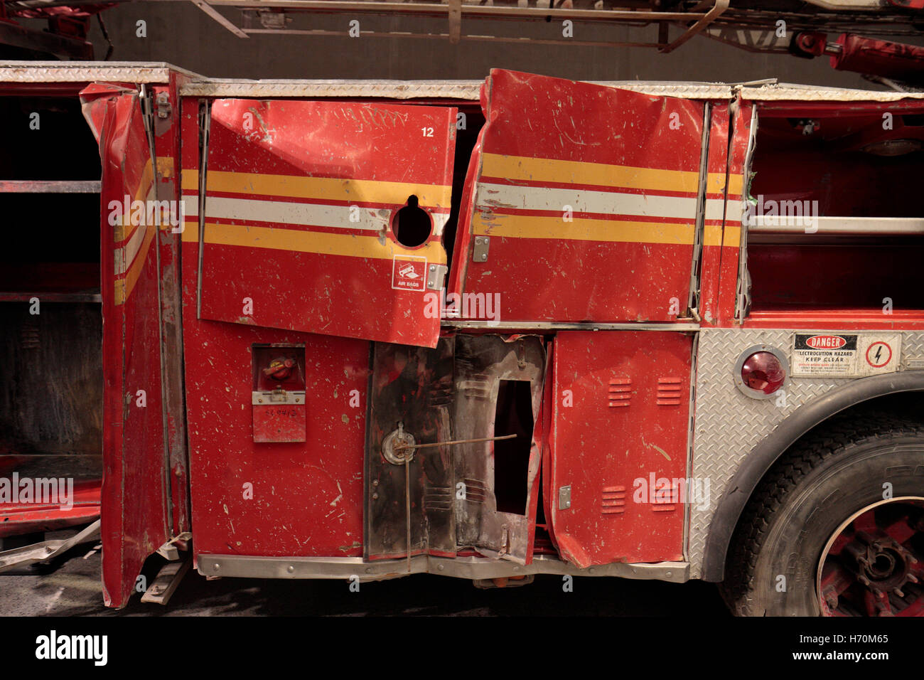 Die teilweise zerstörte Seite des FDNY Ladder Company 3 Löschfahrzeug