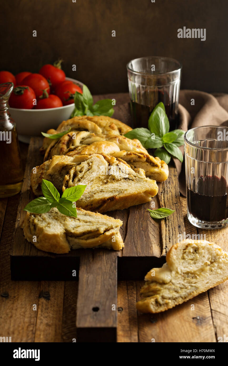 Hausgemachte geflochtene Basilikum Pesto Brot in Scheiben geschnitten auf einem Schneidebrett Stockfoto