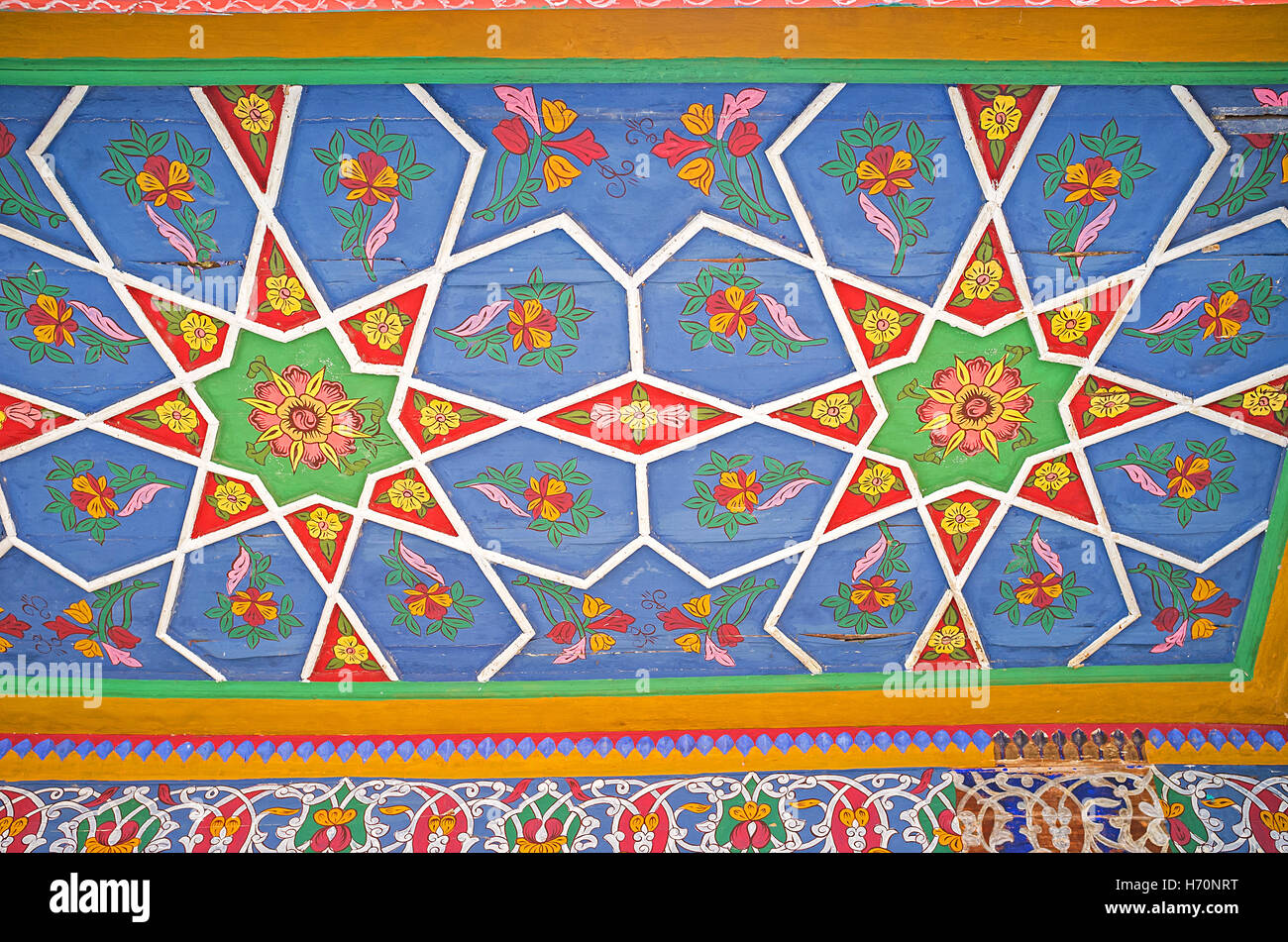 Die Decke im Khudayar Khan-Palast bedeckt mit einzigartigen Mustern mit der achteckigen Sterne Stockfoto