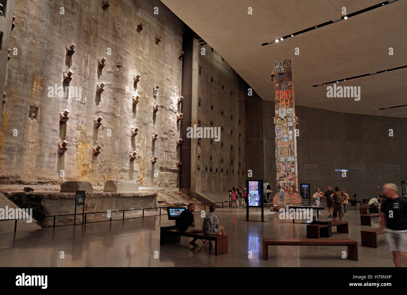 Teil der Stützmauer Keller der ehemaligen Twin Towers in der 9/11 Memorial Museum, Manhattan, New York. Stockfoto