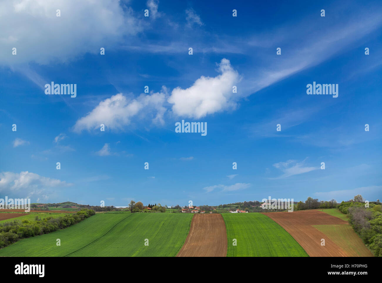 Blick auf die serbischen Landschaft mit Feldern und Himmel Stockfoto