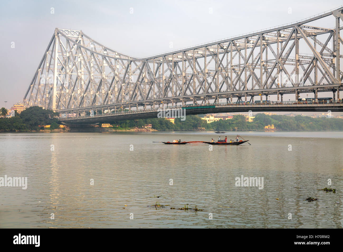 Historische Howrah Brücke auf dem Fluss Ganges. Howrah Bridge ist ein Freischwinger mit einer abgehängten Spannweite über den Hooghly River. Stockfoto Historische Howrah Brücke auf dem Fluss Ganges. Howrah Bridge ist ein Freischwinger mit einer abgehängten Spannweite über den Hooghly River. Stockfoto