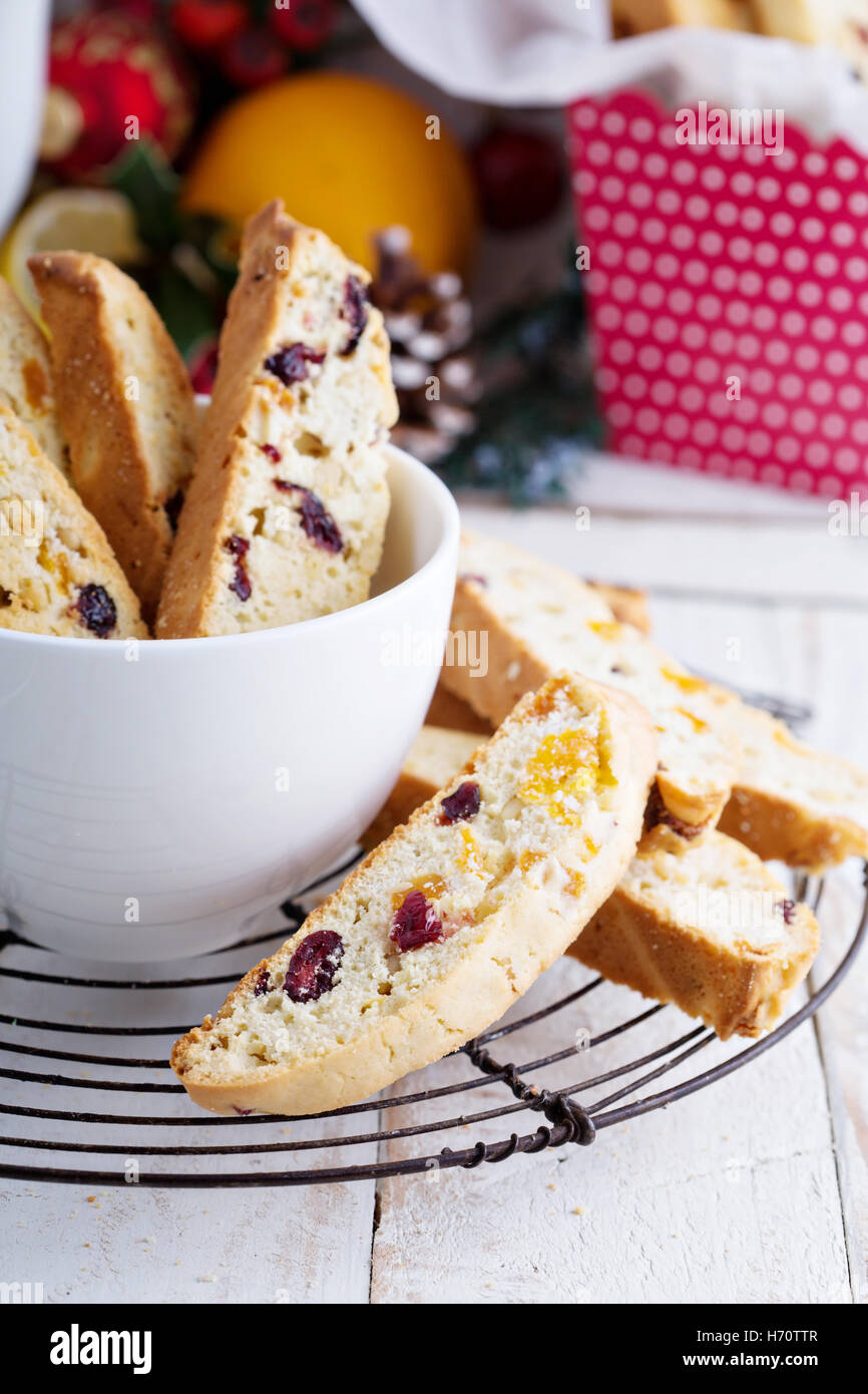 Weihnachts-Kekse mit Früchten und Nüssen in einer großen Tasse Stockfoto