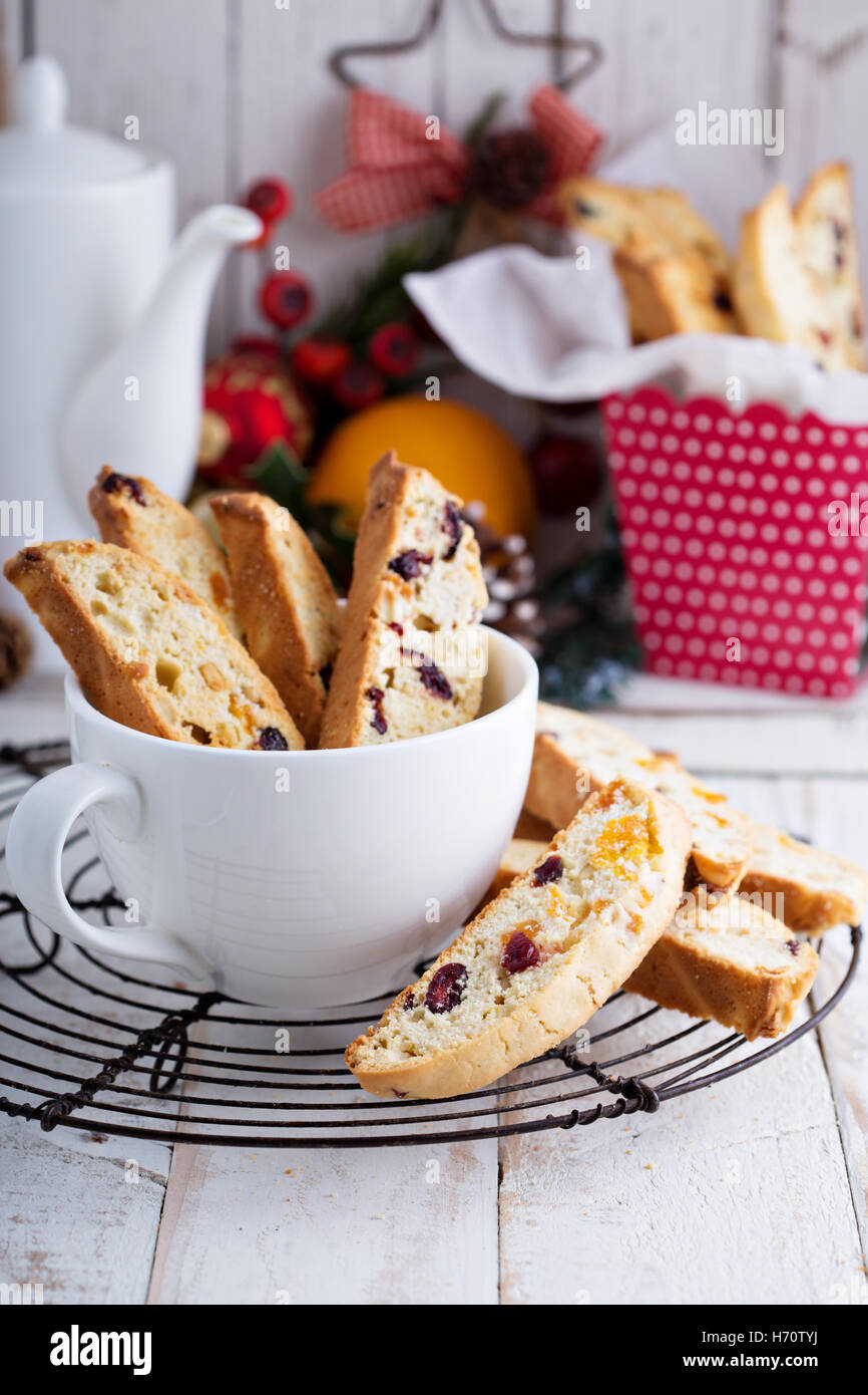Weihnachts-Kekse mit Früchten und Nüssen in einer großen Tasse Stockfoto
