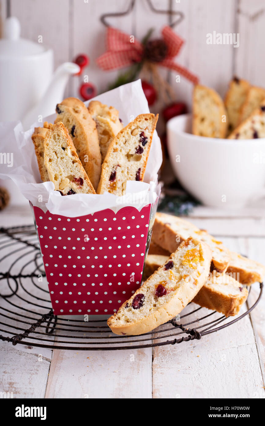 Weihnachts-Kekse für Cookie-Swap mit Früchten und Nüssen in einer Geschenkbox geliefert Stockfoto