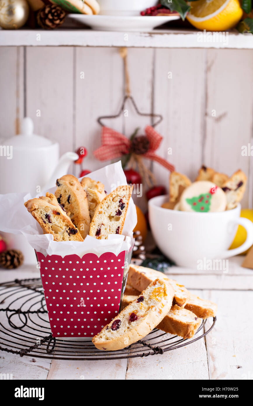 Weihnachts-Kekse für Cookie-Swap mit Früchten und Nüssen in einer Geschenkbox geliefert Stockfoto