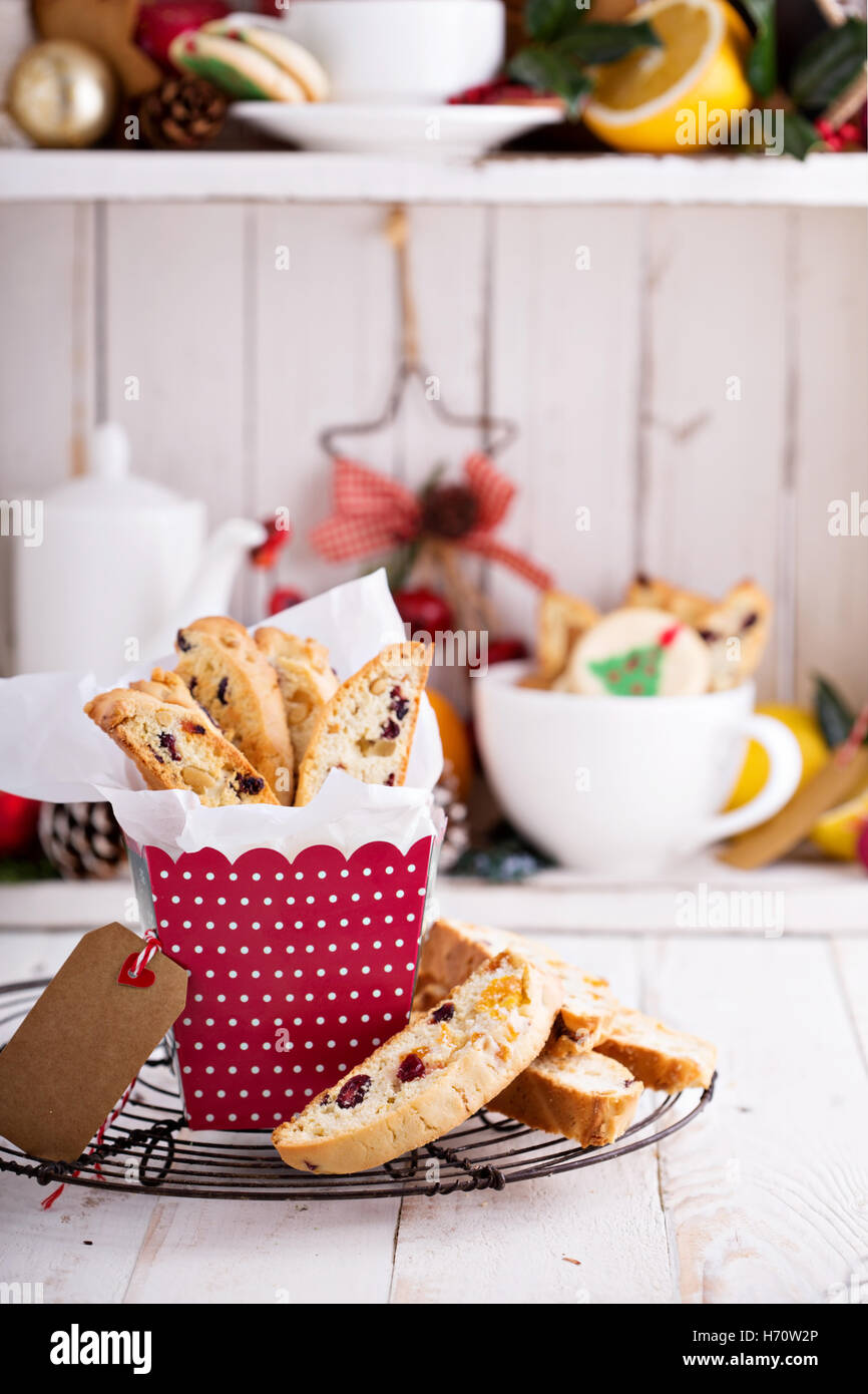 Weihnachts-Kekse für Cookie-Swap mit Früchten und Nüssen in einer Geschenkbox geliefert Stockfoto
