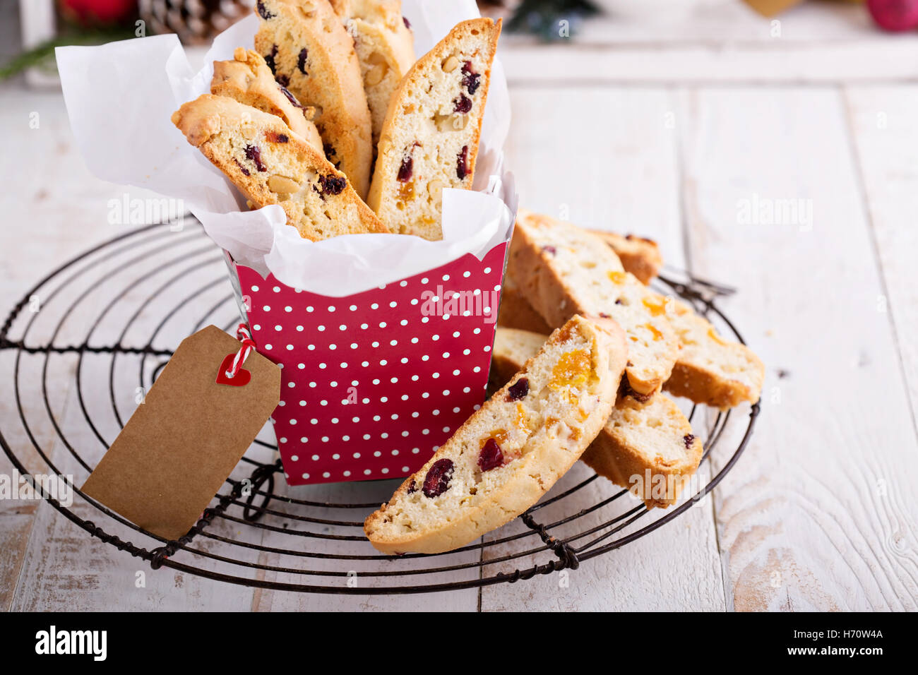 Weihnachts-Kekse für Cookie-Swap mit Früchten und Nüssen in einer Geschenkbox geliefert Stockfoto