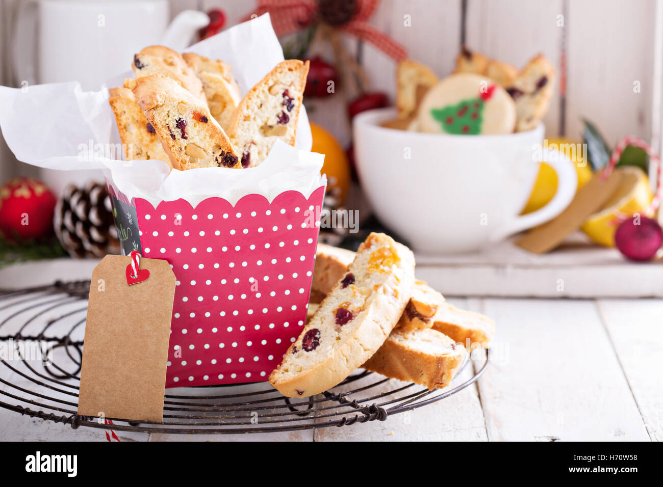 Weihnachts-Kekse für Cookie-Swap mit Früchten und Nüssen in einer Geschenkbox geliefert Stockfoto