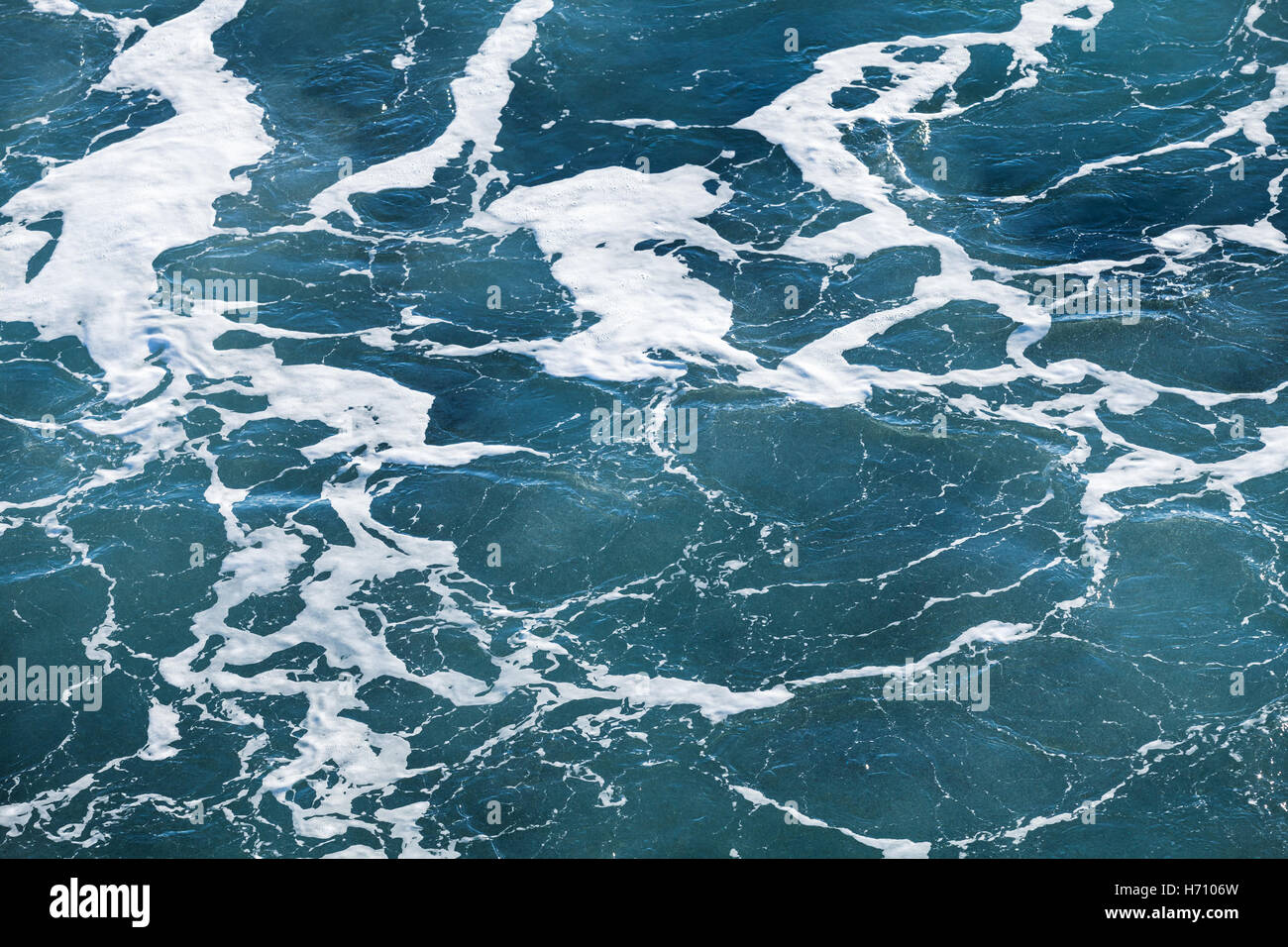 Stürmisches Meer Wasseroberfläche mit Schaum-Muster, Foto Hintergrundtextur Stockfoto