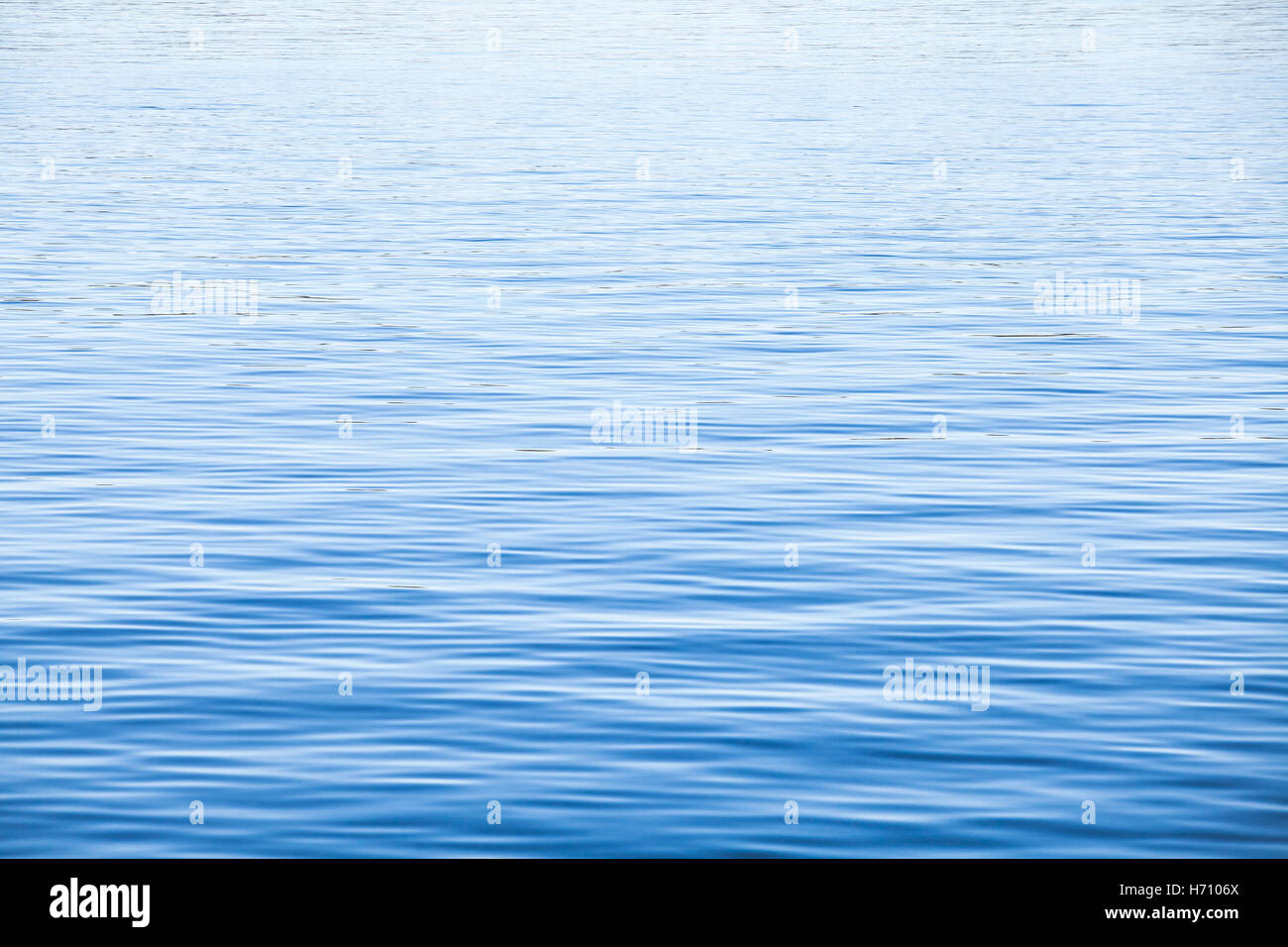 Leichten blauen Meeres Wasseroberfläche mit Kräuselung, natürliche Hintergrundtextur Foto Stockfoto
