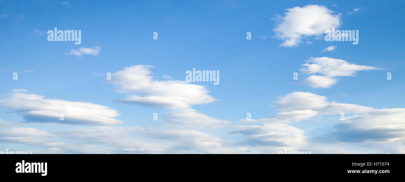 Blauer Himmel mit weißen Wolken am Foto Hintergrundtextur tagsüber, abstrakte Natur Stockfoto