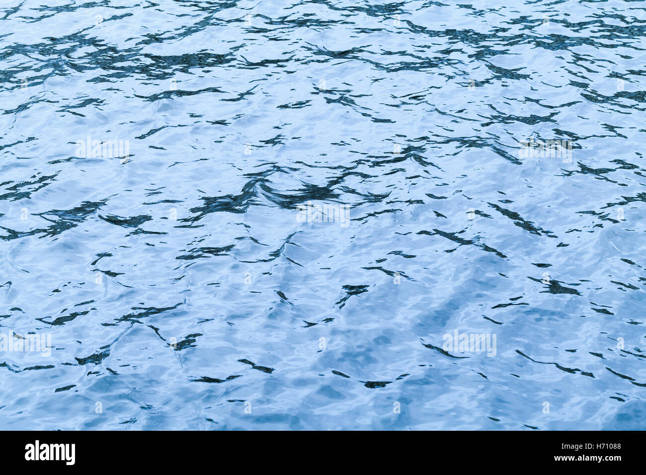 Blaues Meer-Wasser-Oberfläche mit Wellen-Muster. Natürliche Hintergrundtextur Stockfoto