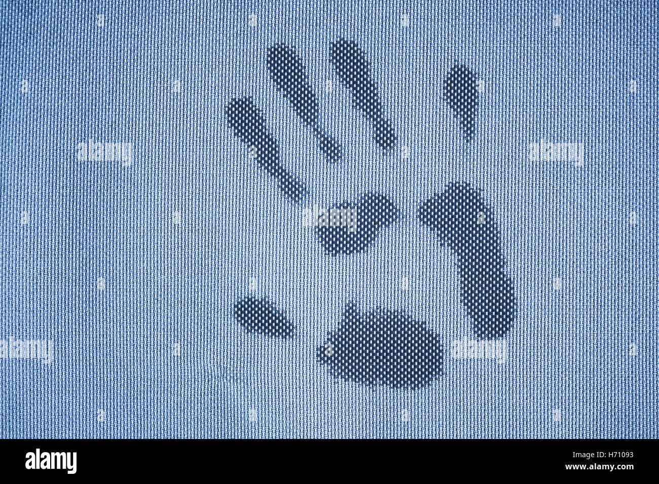 Handabdruck auf grobe gefrorenen blau Gewebeoberfläche nass Stockfoto